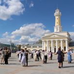 В Костроме прошла молодежная патриотическая акция «Вальс Победы»
