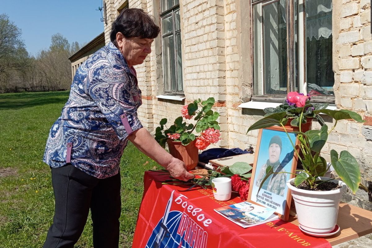 В Рязанской области при поддержке «Единой России» установили мемориальную доску в честь участника СВО