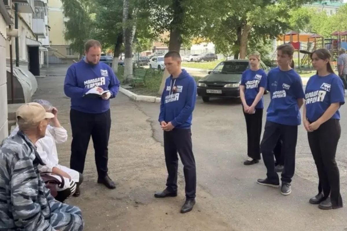 Молодогвардейцы провели мониторинг детских площадок и дворовых территорий