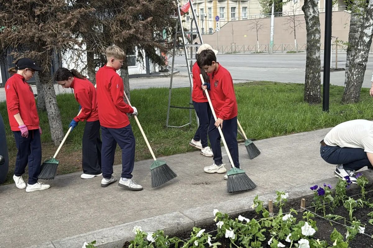 В Пензе депутаты «Единой России», самбисты и юные спортсмены привели в порядок сквер у памятного знака участникам СВО