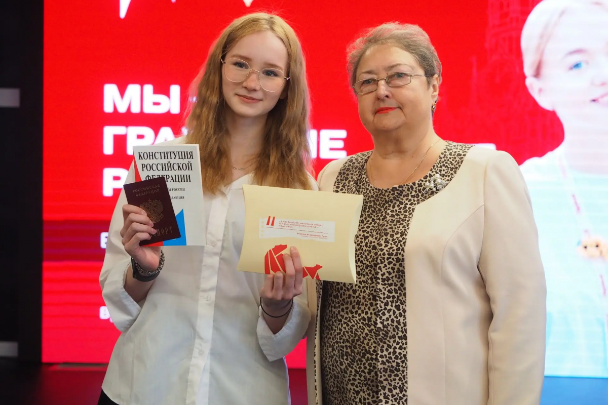 Первый шаг во взрослую жизнь: В Надымском районе торжественно вручили первые паспорта