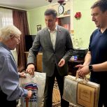 В Ленинском районе поздравили с юбилеем работника Челябинского трубопрокатного завода