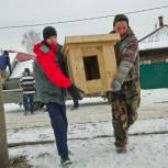 Единороссы привезли кемеровскому приюту для собак 18 деревянных будок