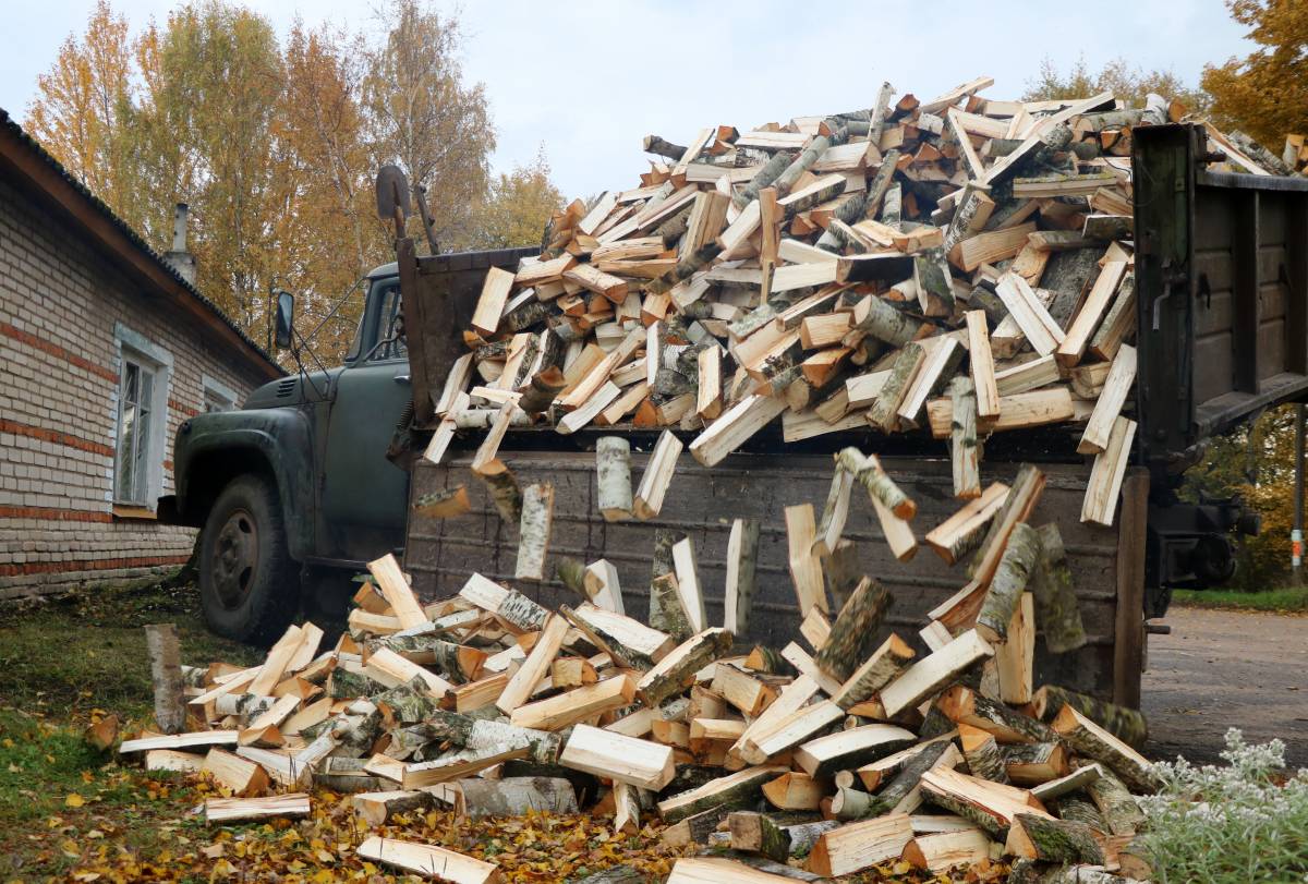 Более 500 домов в смоленских селах обеспечили дровами на зиму