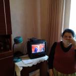 Волонтеры помогают подключить пожилым дончанам цифровое телевидение