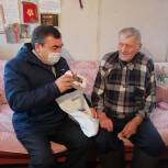 Ветеранам Ершичского района вручили мобильные телефоны