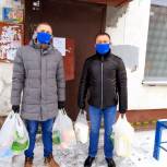 Волонтеры привезли продуктовый набор многодетной тюменской семье