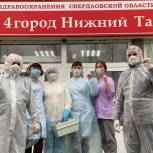 Депутат Госдумы передал медикам Нижнего Тагила защитные костюмы