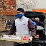 Красногорские волонтеры в рамках акции «Лови гранат» подарили медикам фрукты