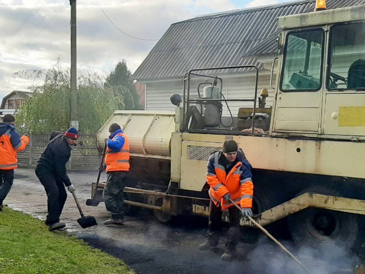 Возле Борисоглебского храма в Хиславичах обновлено асфальтовое покрытие