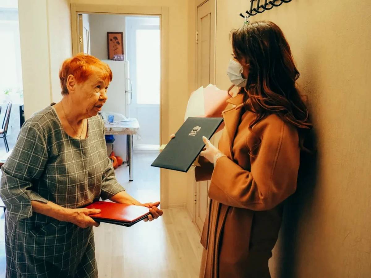 Ольга Швецова поздравила ветерана труда с 86-летием