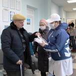 Жителям города Октябрьского волонтеры раздали защитные маски