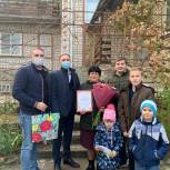 Депутаты поздравили многодетных родителей с Днем матери