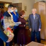 Почетному гражданину Краснодара  Константину Горожанину вручили мобильный телефон
