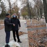 Депутат Ашот Хбликян проверил работы по благоустройству сквера в городе Красный Сулин