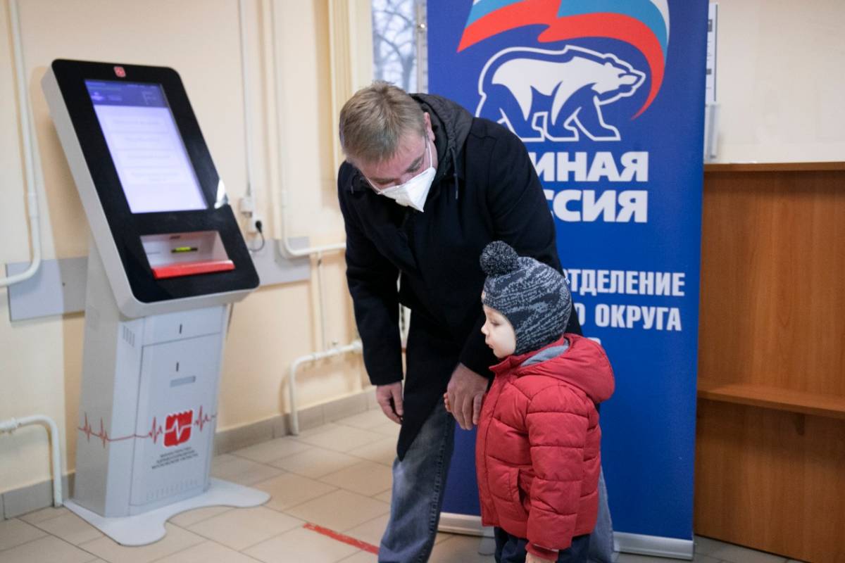 Максим Сураев передал в детскую поликлинику Реутова «Коробки Храбрости»