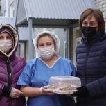Депутаты «Единой России» передали в инфекционную больницу Бийска комплекты разовой посуды
