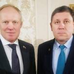Чепиков поздравил с официальным вступлением в должность главу Артемовского
