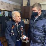 В Заречном ветерану вручили мобильный телефон
