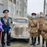 Молодогвардейцы и сторонники "Единой России" доставили продуктовые наборы ветеранам на легендарном автомобиле