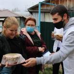 Молодогвардейцы угощали россиян национальными блюдами в День народного единства