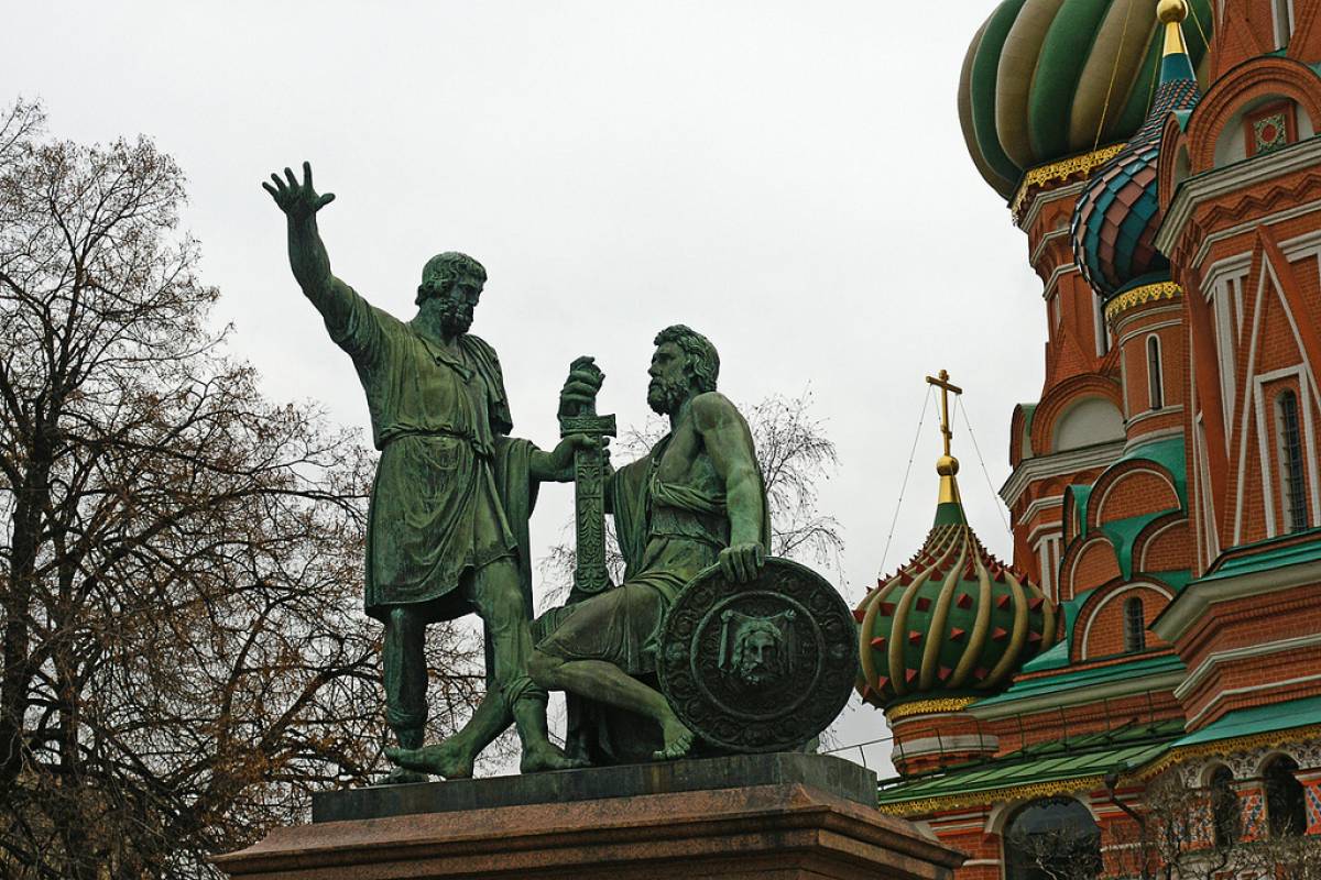 В каком городе памятник минину и пожарскому. Мартос памятник Минину и Пожарскому. Памятник Кузьме Минину и Дмитрию Пожарскому. Кузьма Минин и Дмитрий Пожарский памятник в Москве. Дмитрий Пожарский памятник в Москве.