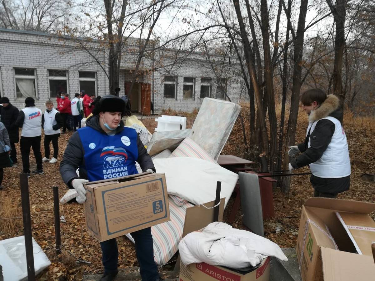 Волонтеры в Волгограде помогли медучреждению в уборке складских помещений