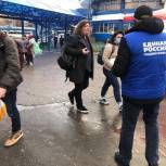 Чеховские единороссы бесплатно раздали медицинские маски жителям города