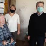 В Пижанском районе ветерану вручили мобильный телефон с безлимитным тарифом на связь