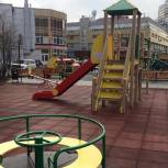 Жители двора Новосибирска получили в подарок детский игровой комплекс