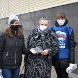 Сторонники "Единой России" вручили 300 медицинских масок суражанам