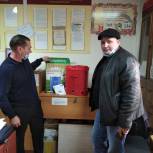 Чебаркульский район: Партийцы передали аккумуляторный опрыскиватель для санитарной обработки помещений Сарафановского сельского поселения