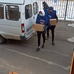 Центральный район: Волонтеры «Единой России» помогают сортировать и транспортировать новогодние подарки для малообеспеченных семей