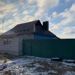 Роман Мимонов помог заменить крышу в доме блокадницы из Карачевского района