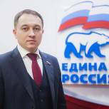 Депутат Госдумы передал продуктовые наборы и защитные маски малообеспеченным семьям Барнаула