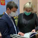 Подарки для общества слепых и Дятьковской библиотеки передал Сергей Перепелов