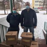 Пенсионерам поселка Искателей в НАО передали еще 70 продуктовых наборов