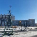 На площади Куйбышева начали установку новогоднего комплекса