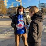 Одинцовские волонтеры раздали маски на автобусных остановках города