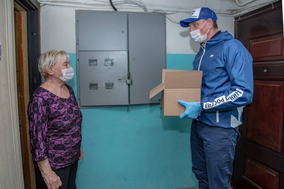 Волонтеры Великих Лук помогают пожилым гражданам