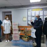 «Спасибо врачам»: Омским медикам продолжают передавать продуктовые и чайные наборы