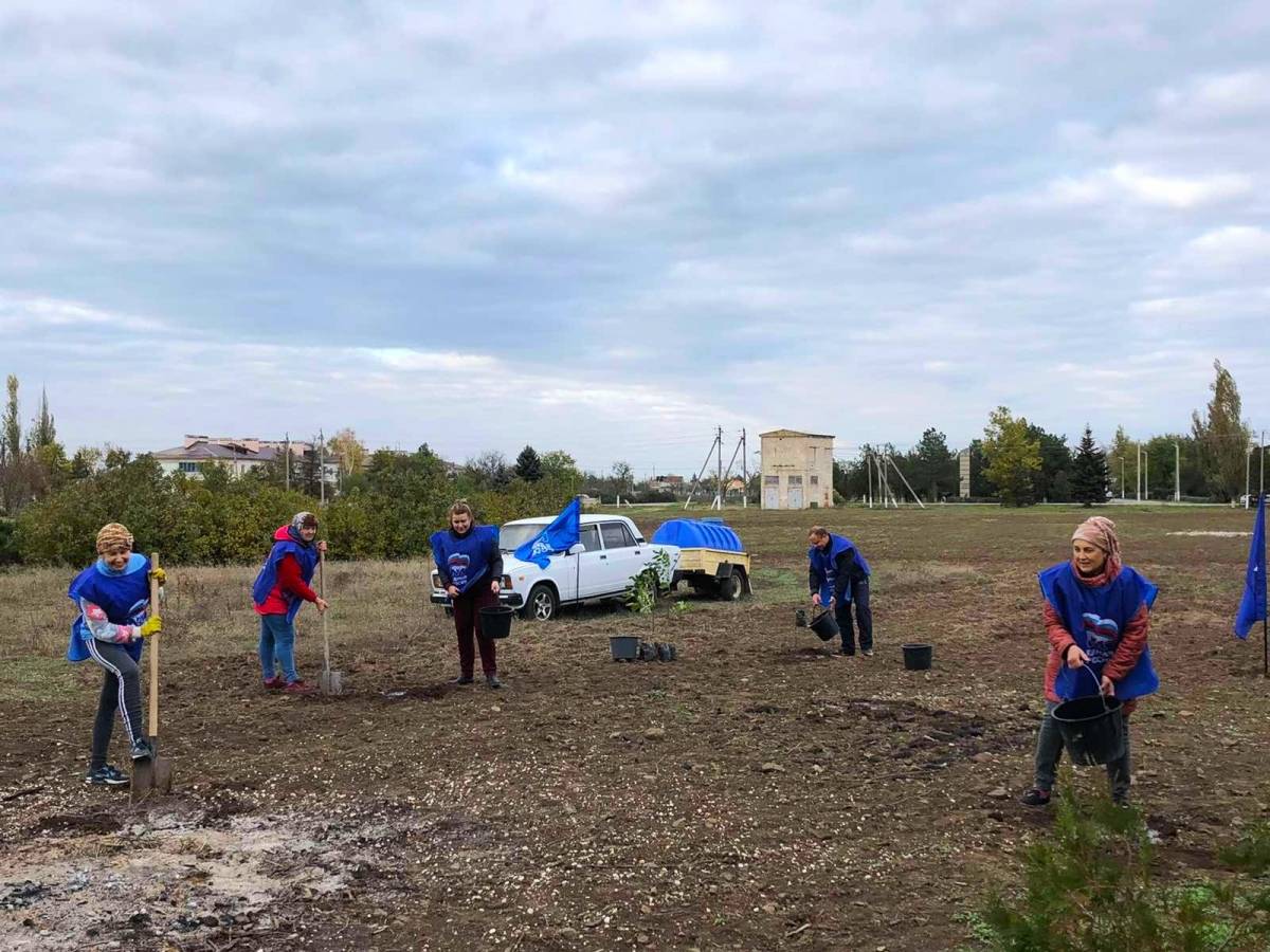 В Джанкойском районе озеленяют общественные территории – высажено 800  саженцев