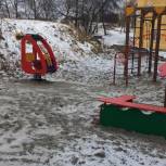 В военном городке Карабаша партийцы поставили детскую площадку