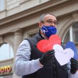 В День народного единства фасад здания на Арбате украсили двумя десятиметровыми полотнами из тысячи сердец