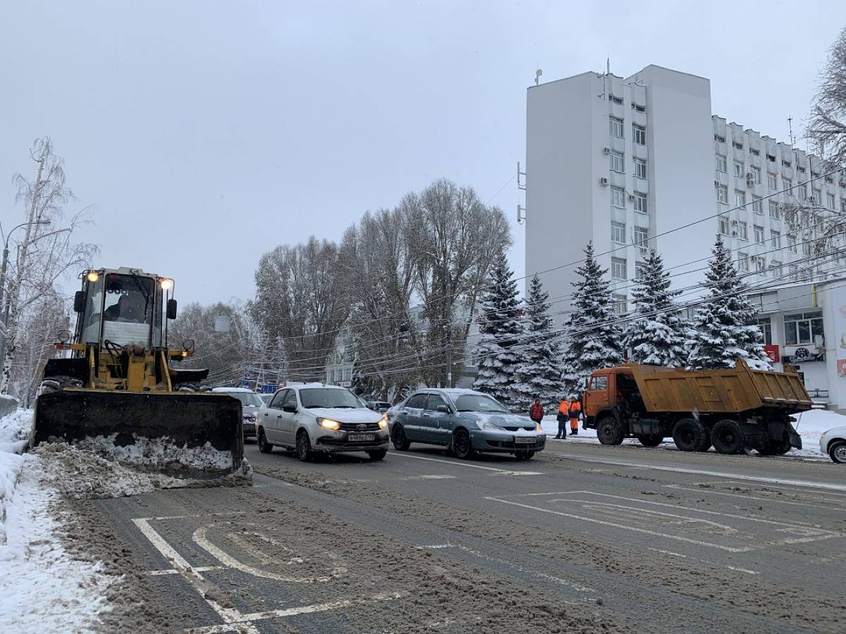 Безопасные и качественные автомобильные дороги: на всех улицах Самары, в  том числе, обновленных по нацпроекту, не прекращаются расчистка и  противогололедная обработка