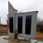 Единороссы оказали помощь жителям Лунинского района в процессе строительства воинского мемориала