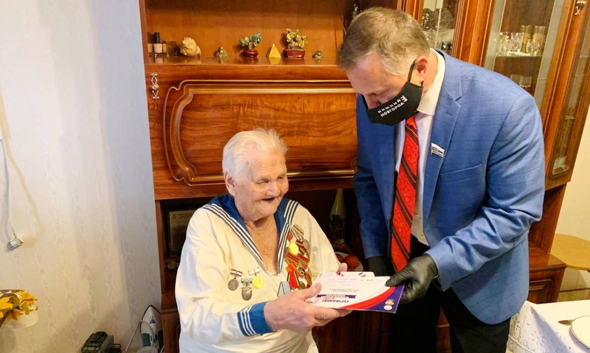 Участникам Великой Отечественной войны, проживающим в Нижегородском районе,  вручили мобильные телефоны