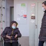 Депутат передал переносной телескопический пандус женщине-инвалиду из Нижнего Новгорода