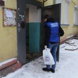Волонтеры «Единой России» доставляют домой омским пенсионерам продуктовые наборы