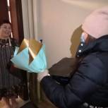 Анастасия Казанцева подарила подарок многодетной маме Салехарда